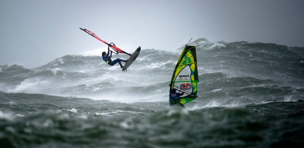 Irlande – Les 8 meilleurs windsurfeurs de la planète ont bravés une Tempête en planche à voile !