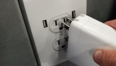 Une fausse prise murale installée au sein de l'aéroport de Dublin