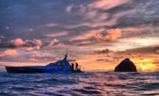Un bateau de pêche et l'île de Rockall - Maryp279 - cc