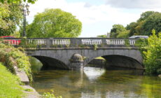 lE Salmon Weir Bridge - Robert Linsdell - cc