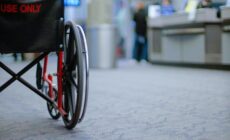 Un fauteuil roulant dan sun aéroport irlandais - Jenya Kushnir - cc