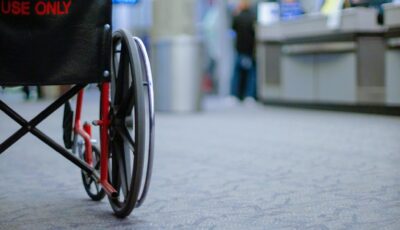 Un fauteuil roulant dan sun aéroport irlandais - Jenya Kushnir - cc