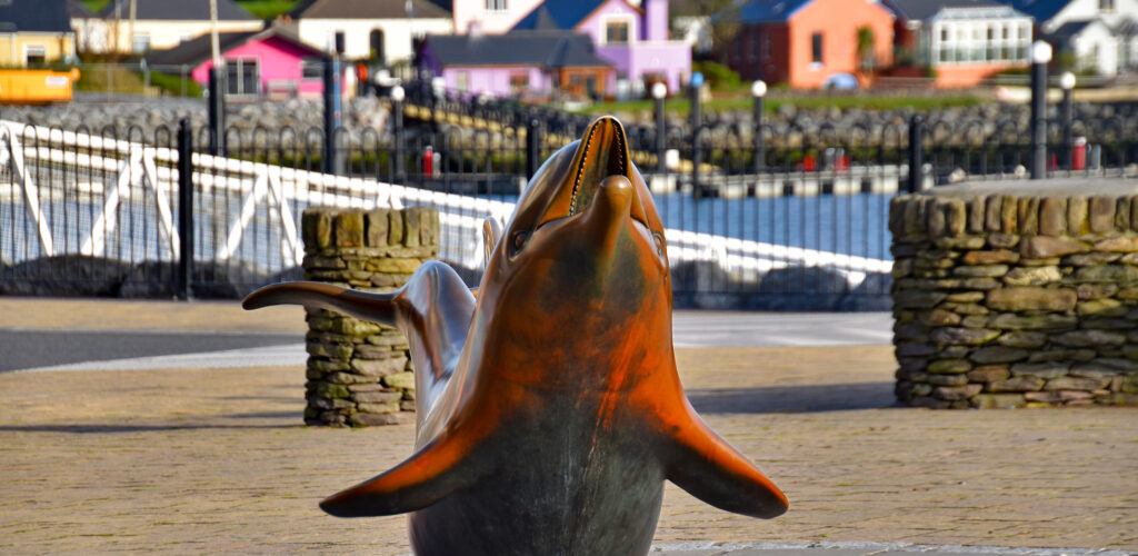 Une statue hommage à Fungie, à Dingle - Ron Cogswell - cc