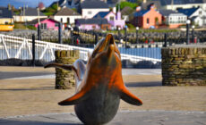 Une statue hommage à Fungie, à Dingle - Ron Cogswell - cc