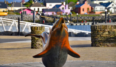Une statue hommage à Fungie, à Dingle - Ron Cogswell - cc