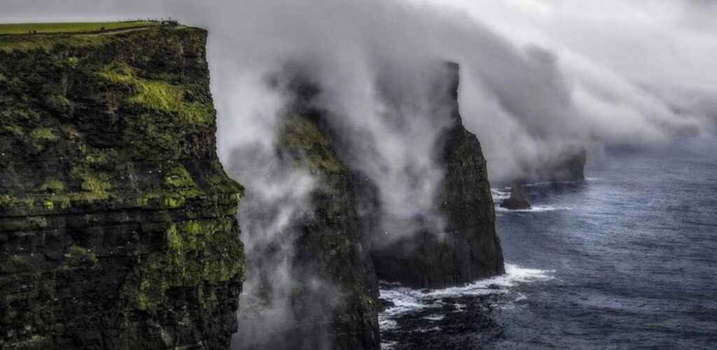 Falaises de Moher : une cascade semble couler à l&rsquo;envers !