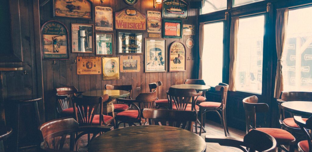 Un irish pub - Photo by Nikola Jovanovic