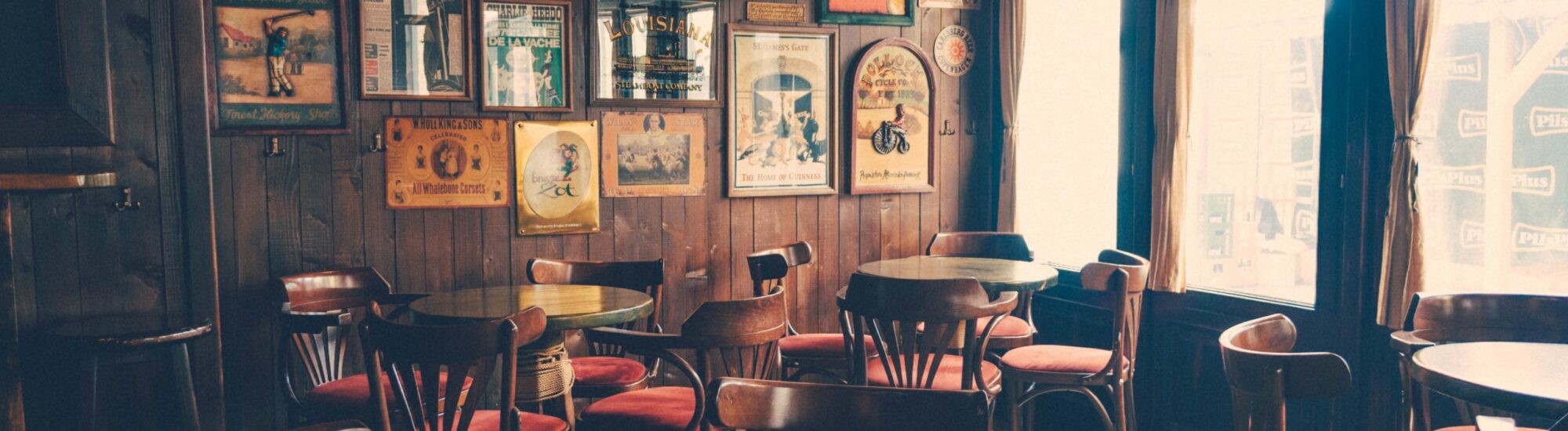Un irish pub - Photo by Nikola Jovanovic
