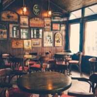 Un irish pub - Photo by Nikola Jovanovic