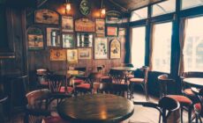 Un irish pub - Photo by Nikola Jovanovic
