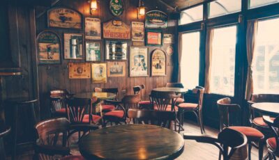 Un irish pub - Photo by Nikola Jovanovic
