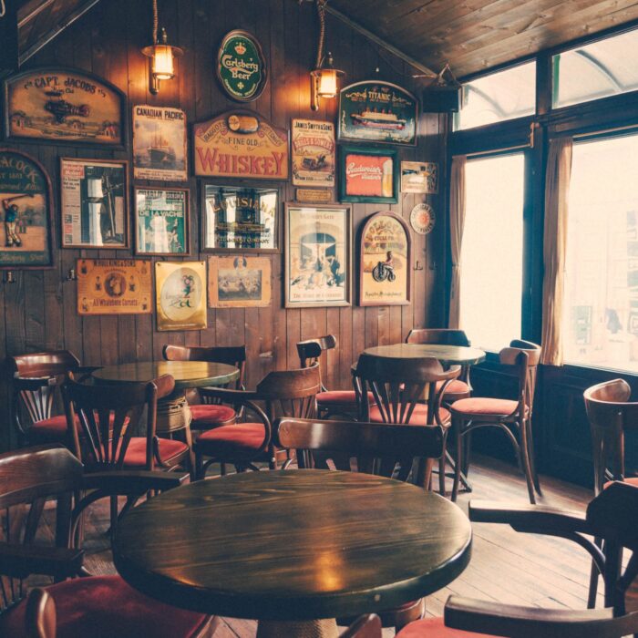 Un irish pub - Photo by Nikola Jovanovic