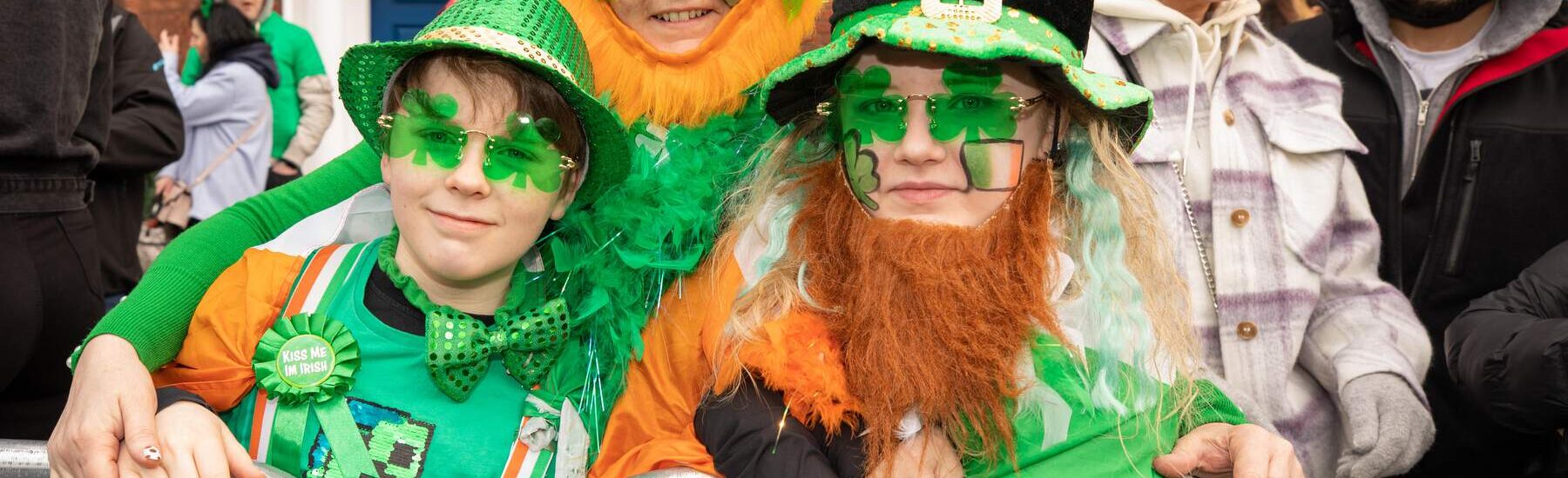 Des gens en vert à la Saint Patrick - ©Allen Kiely - Failte Ireland