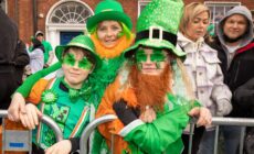 Des gens en vert à la Saint Patrick - ©Allen Kiely - Failte Ireland