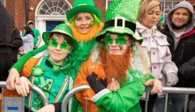 Des gens en vert à la Saint Patrick - ©Allen Kiely - Failte Ireland