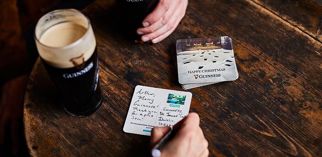Guinness distribue des sous-bocks transformables en cartes postales dans les irish pubs