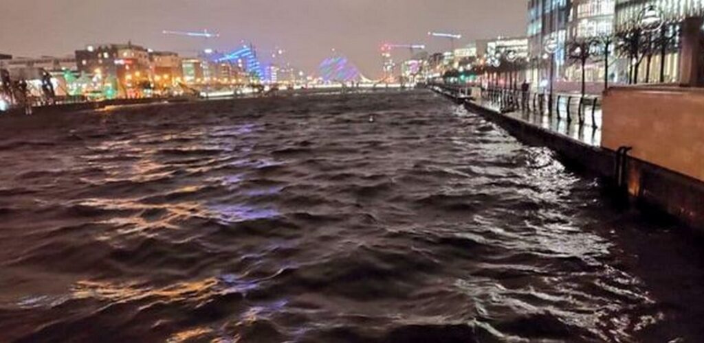 Dublin : la Liffey sur le point de déborder