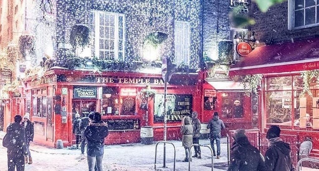 De la neige à Temple Bar, à Dublin en Irlande - @allexphotography