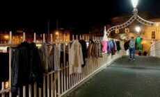 Le Ha'Penny Bridge et ses manteaux solidaires à Dublin