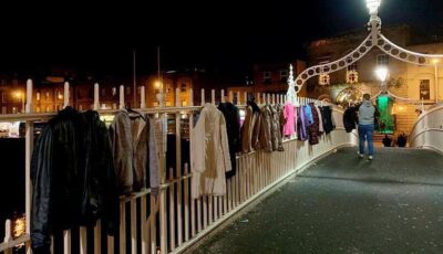 Le Ha'Penny Bridge et ses manteaux solidaires à Dublin