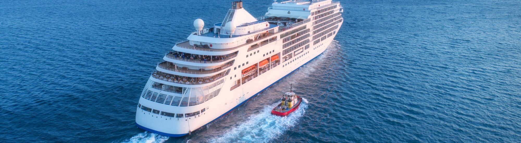 Un bateau de croisière en Irlande - den-belitsky