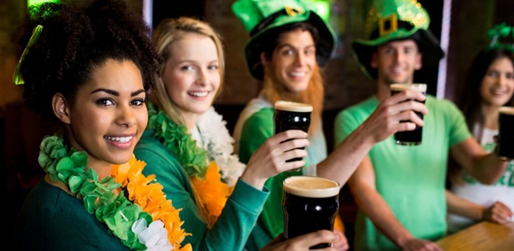 Des amis fêtant la Saint Patrick