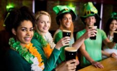 Des amis fêtant la Saint Patrick