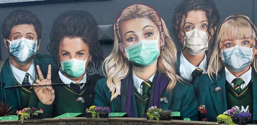 La fresque Derry Girls évolue avec le COVID-19