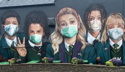 La fresque Derry Girls évolue avec le COVID-19