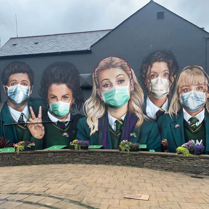 La fresque Derry Girls évolue avec le COVID-19