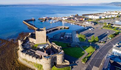Vue aérienne sur Carrickfergus en Irlande - Krzysztof Nahlik