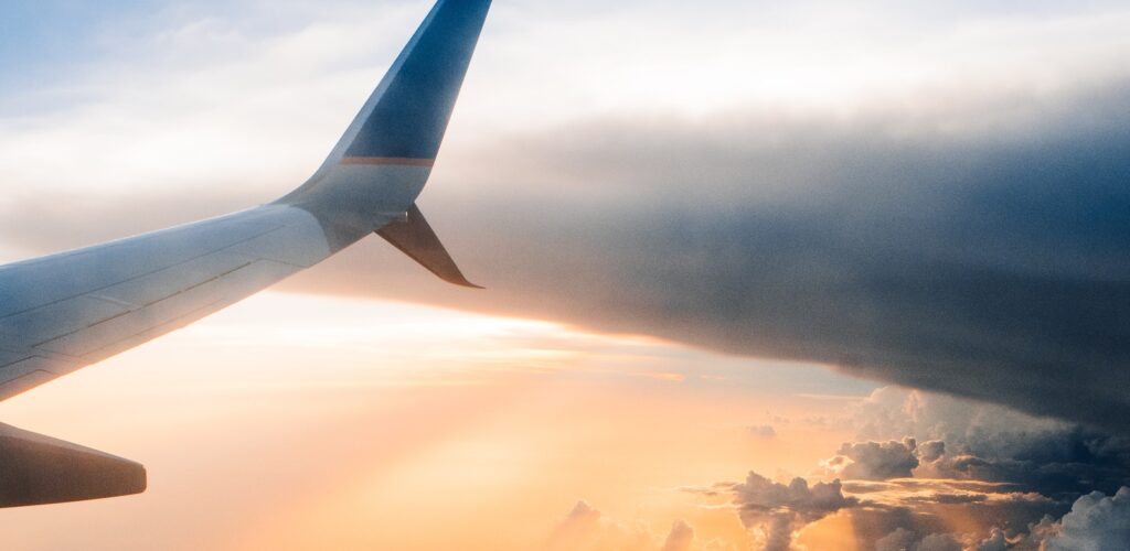 Un avion en partance pour l'Irlande - Photo by Tom Barrett on Unsplash