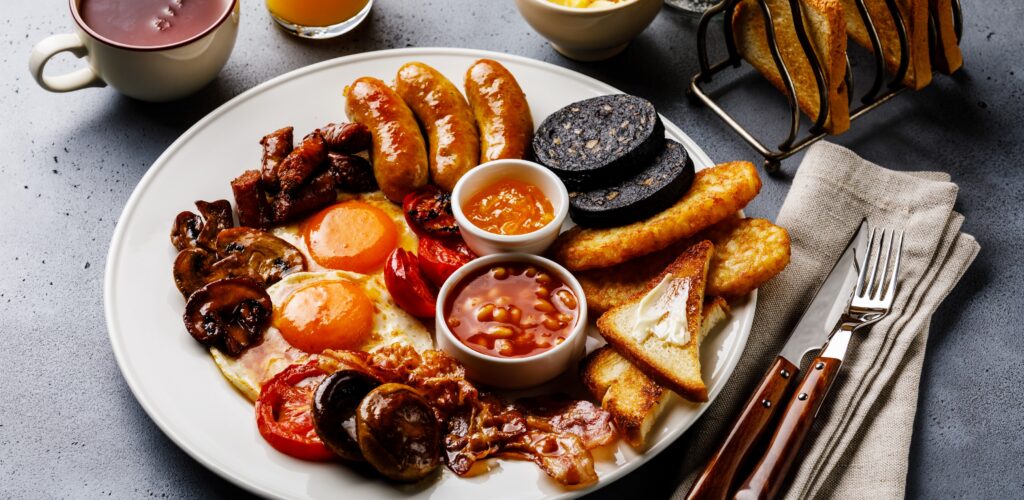 Ein traditionelles irisches Frühstück in Irland - Shutterstock