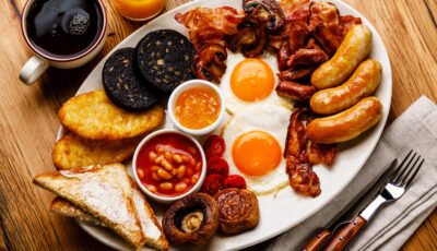 Ein traditionelles irisches Frühstück in Irland - Shutterstock