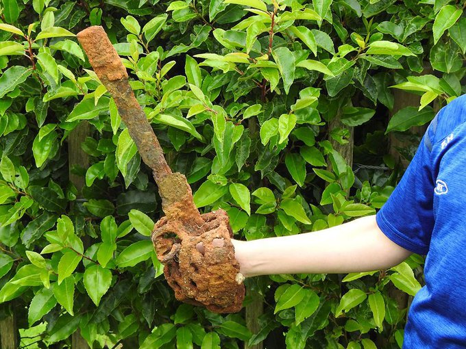 Fionntan Hughes présente son épée