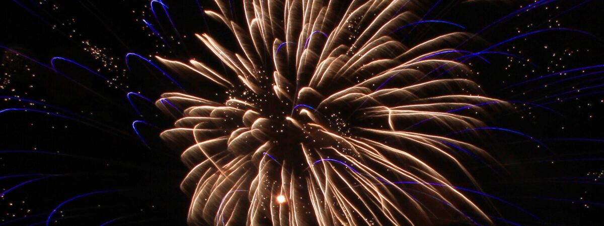 Un feu d'artifice du jour de l'an à Dublin -  Brian & Natalia Liston - cc