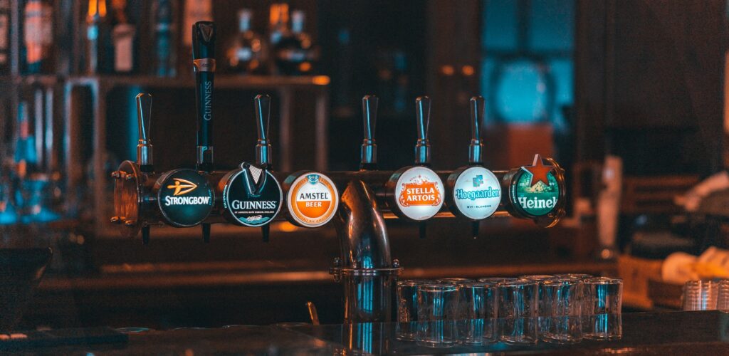 Un irish pub déserté - Photo by Dovlet Hojayev on Unsplash