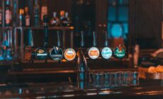 Un irish pub déserté - Photo by Dovlet Hojayev on Unsplash