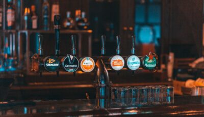 Un irish pub déserté - Photo by Dovlet Hojayev on Unsplash