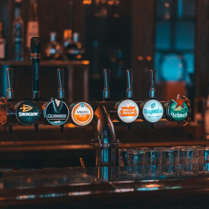 Un irish pub déserté - Photo by Dovlet Hojayev on Unsplash