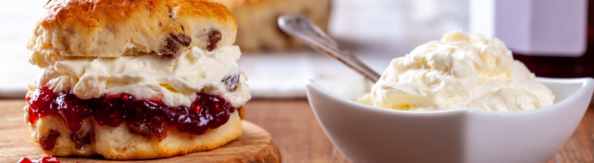 Un scone avec de la clotted cream - © Dave Denby Photography