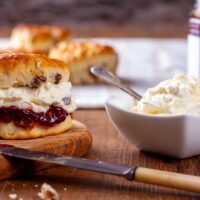 Un scone avec de la clotted cream - © Dave Denby Photography