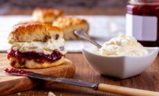 Un scone avec de la clotted cream - © Dave Denby Photography