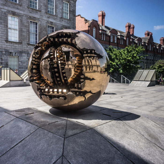 Sphere with Sphere à Trinity College, Dublin - William Murphy - cc