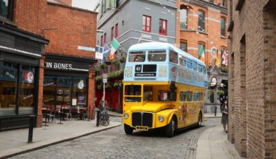 Un bus Vintage Tea Trips à Dublin - Cityswift - cc