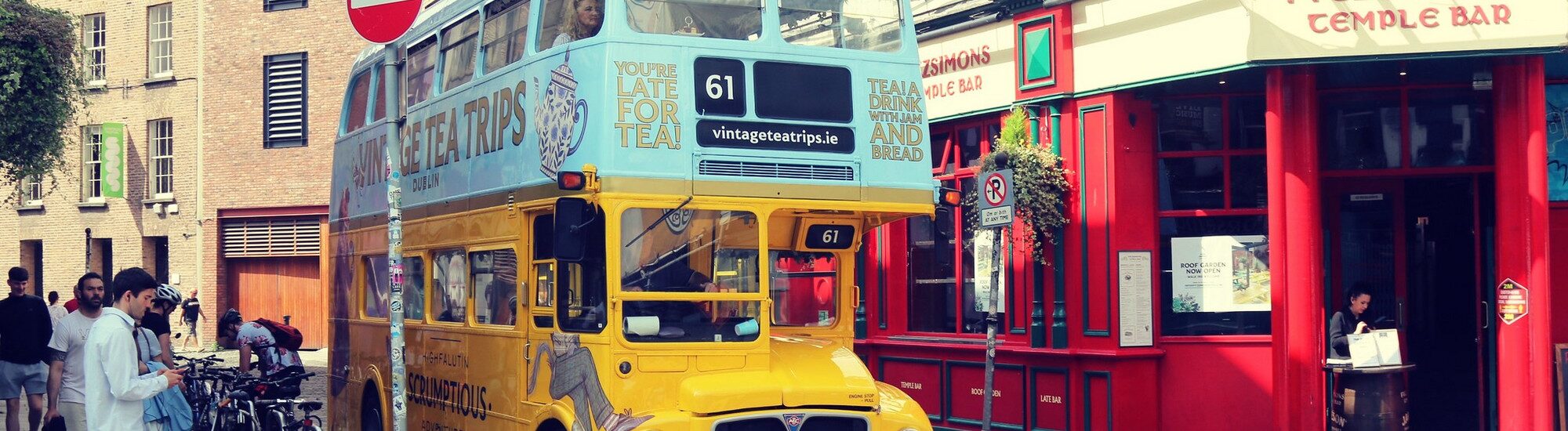 Un bus Vintage Tea Trips à Dublin - Cityswift - cc 