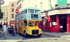 Un bus Vintage Tea Trips à Dublin - Cityswift - cc