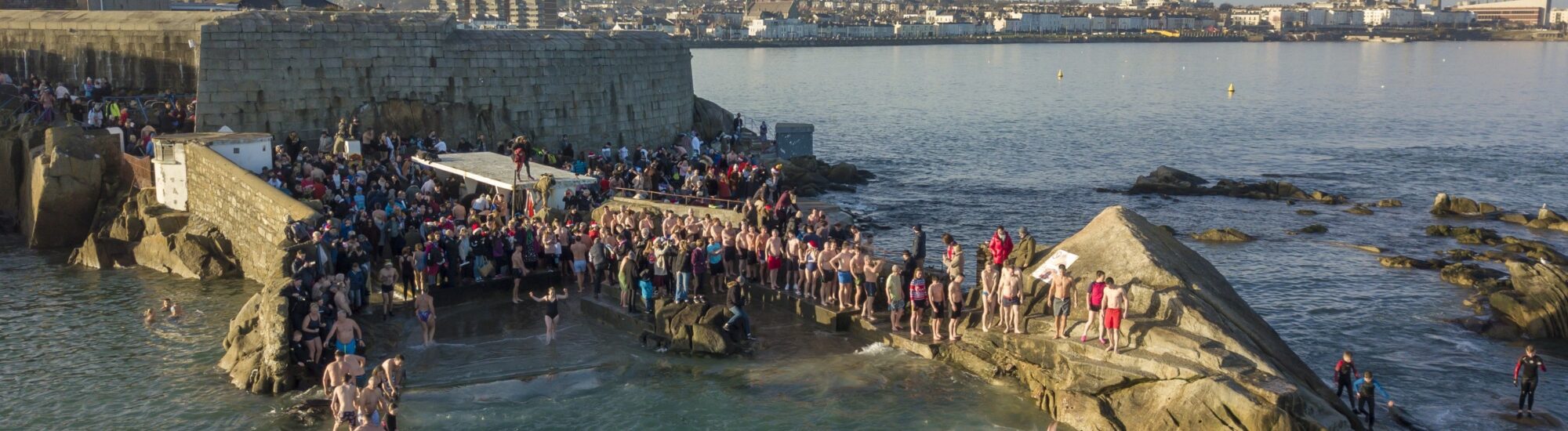 Forty Foot, lors de la baignade glacée de Noël - © Eugene Remizov