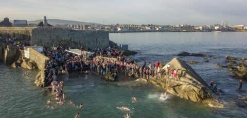 Forty Foot, lors de la baignade glacée de Noël - © Eugene Remizov