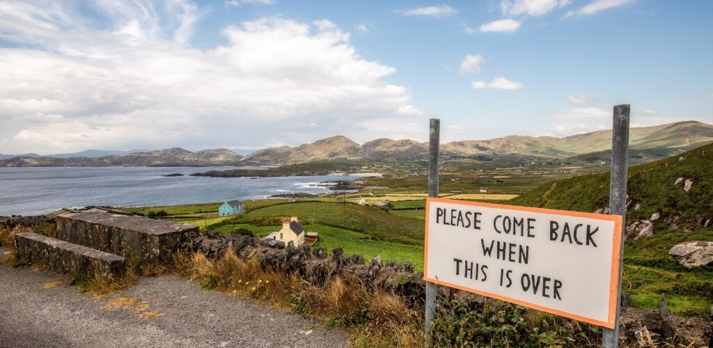 Vue de Allihies, sur la Péninsule de Beara, où les irlandais demandent aux touristes de revenir à la fin de la pandémie - © Fabiano